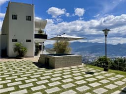 CASA CON VISTA A LA CIUDAD EN MEDELLÍN