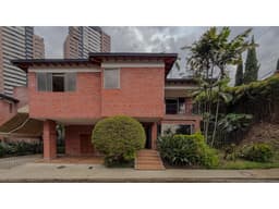 Casa de dos niveles para la renta tradicional en la Cola del Zorro