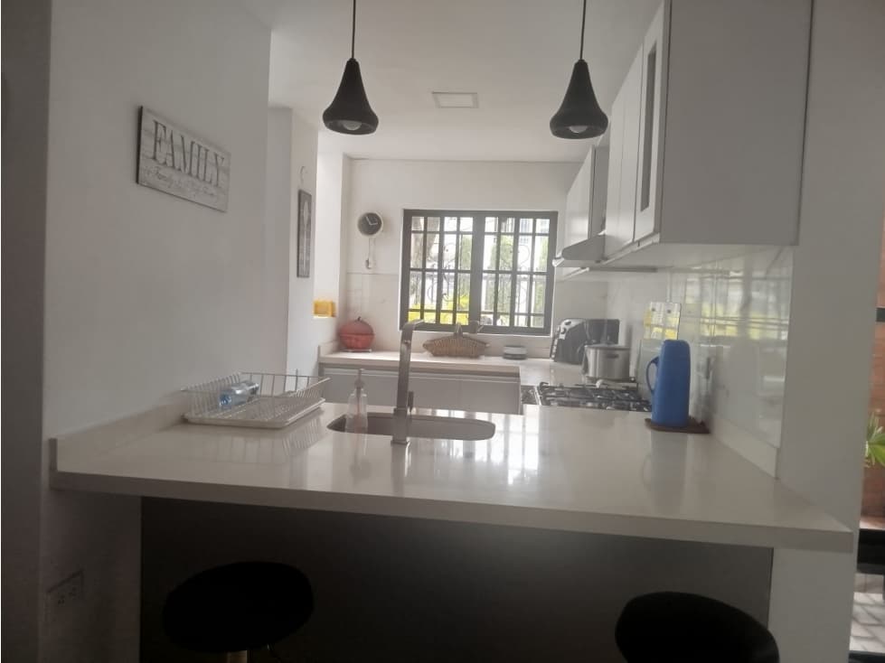 Casa Remodelada de 240 m2 , estudio , garaje , patio interior — foto 1