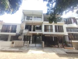 Casa de 3 niveles con apartamento independiente en Ciudad 2000
