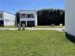 LOTE EN LLANOGRANDE CON LICENCIA DE CONSTRUCCIÒN