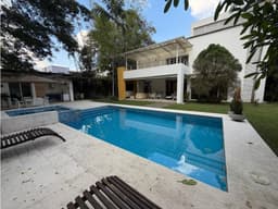CASA CON PISCINA Y JACUZZI RODEADA DE VERDE EN UNIDAD CERRADA
