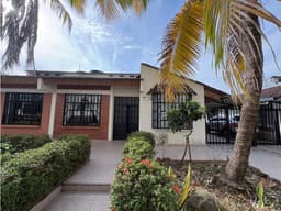 SE ARRIENDA AMPLIA CASA UBICADA EN LA CALLE 31 CON 14 YOPAL