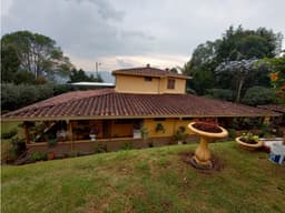 Finca Campestre con Amplio Terreno en Vereda Montañez
