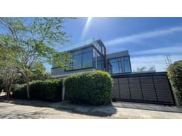 VENDO CASA DE 3 NIVELES CON VISTA AL MAR