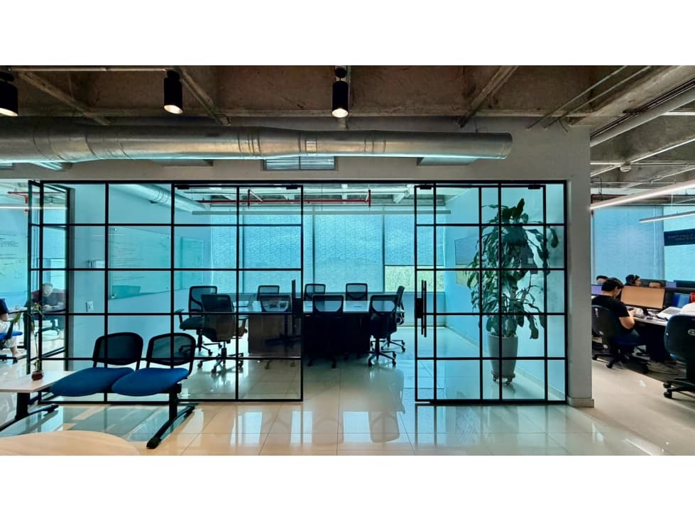 VENTA DE OFICINA AMOBLADA EN CENTRO EMPRESARIAL — foto 5