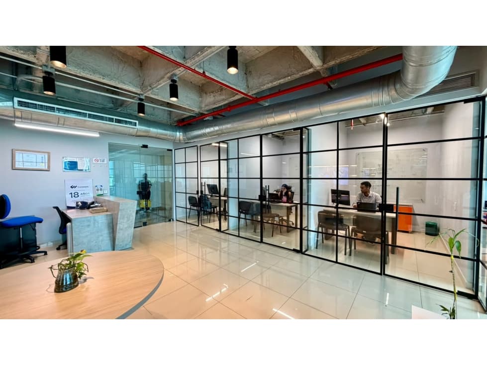 VENTA DE OFICINA AMOBLADA EN CENTRO EMPRESARIAL — foto 1