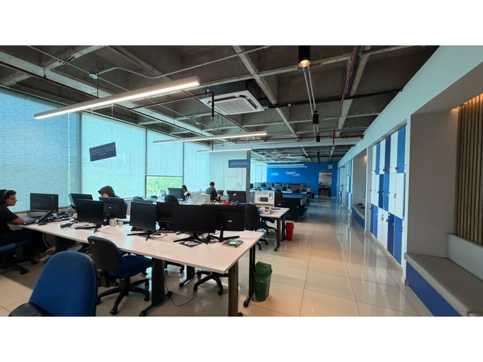 VENTA DE OFICINA AMOBLADA EN CENTRO EMPRESARIAL — foto 6