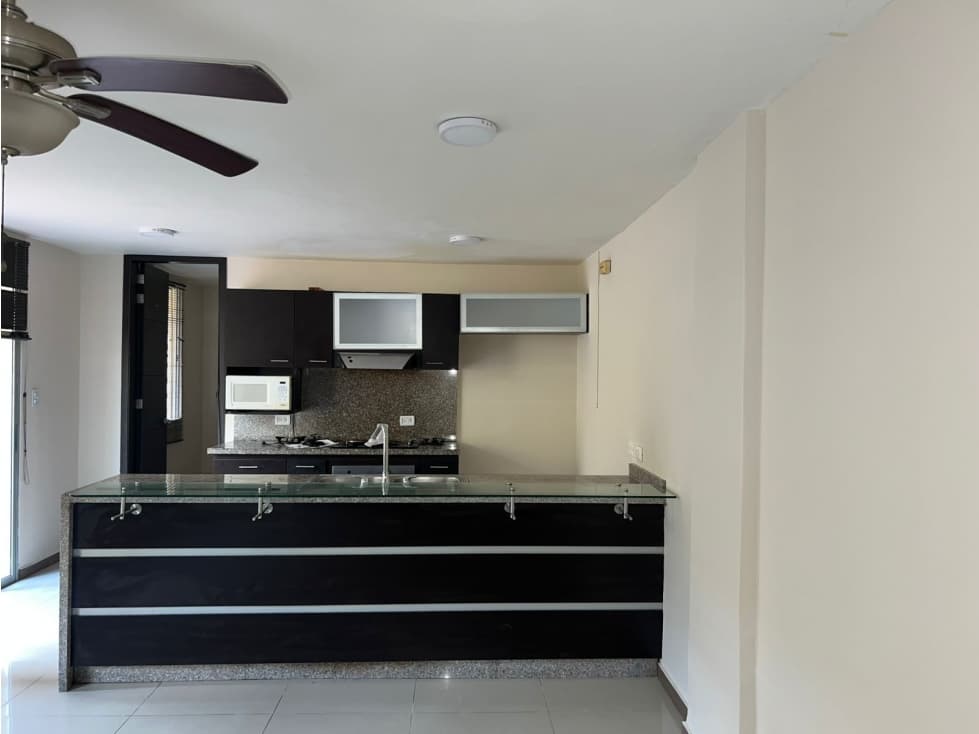 SE VENDE AMPLIO APARTAMENTO EN PRIMER PISO — foto 1