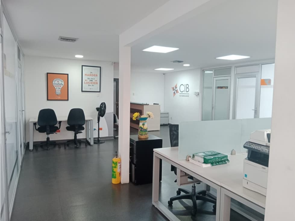 SE VENDE AMPLIA OFICINA AMOBLADA — foto 1