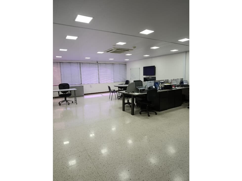 ALQUILO OFICINA COMPLEJO EMPRESARIAL MENGA — foto 1