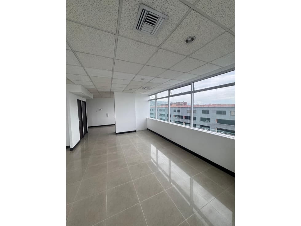 OFICINA EN ALQUILER CENTRO EMPRESARIAL CHIPICHAPE — foto 4