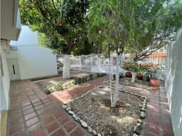 Venta Casa de 403 M² Terraza, Estudio y Patio Frutal / Barrio Jardín