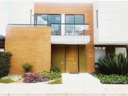 Casa moderna con gran jardín y vista al lago para Venta en Cajicá
