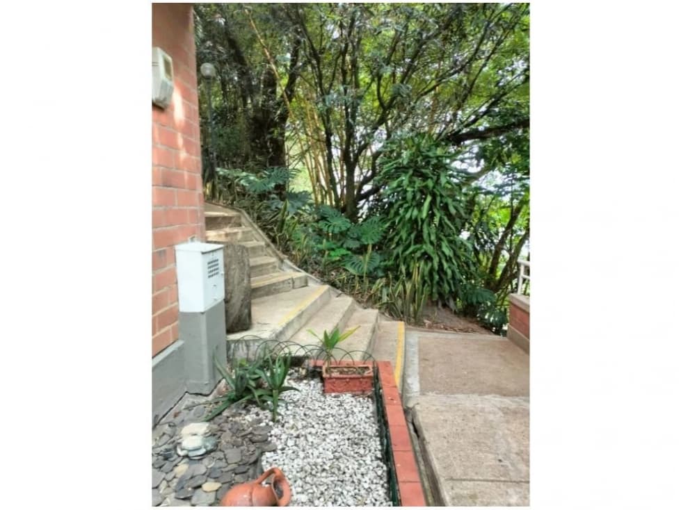 CASA DE TRES NIVELES EN VENTA LA MOTA — foto 3