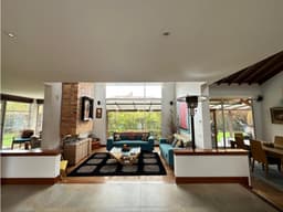 Casa Esquinera con amplia pérgola en Cajicá