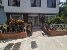 CASA EN VENTA LAURELES PRIMER NIVEL