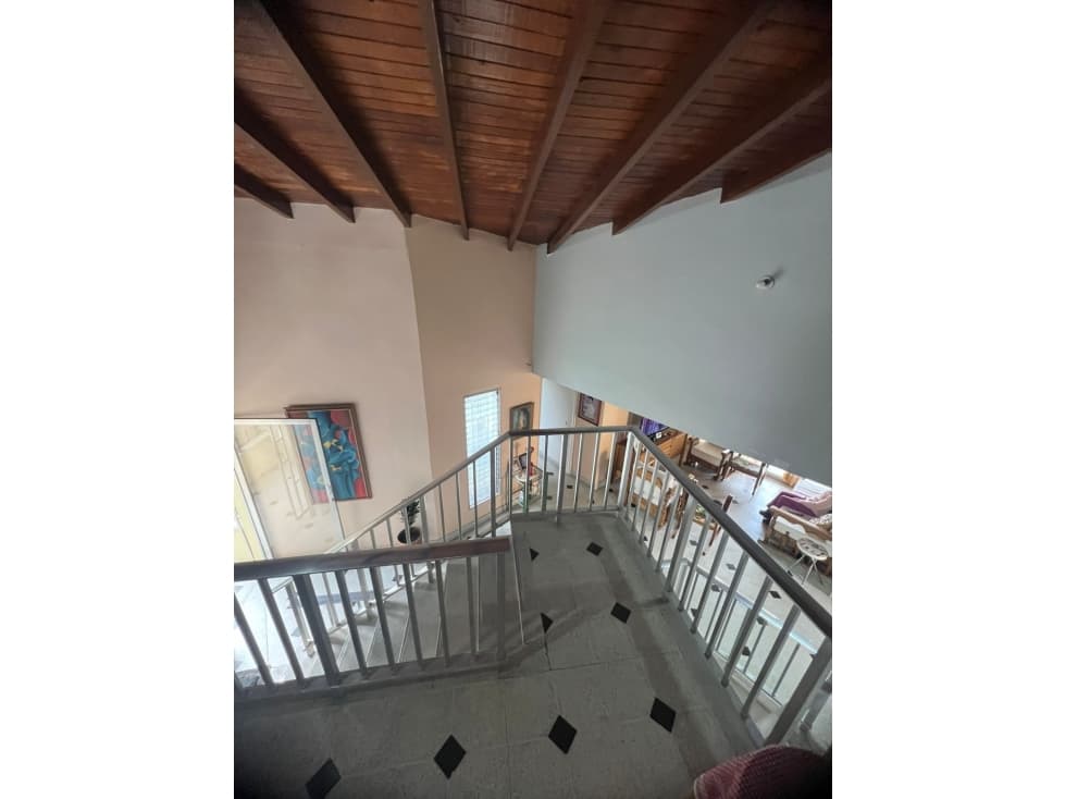 CASA EN VENTA CERCA AL EXITO DE LAURELES — foto 5