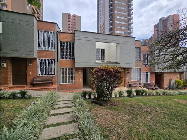 Venta de Casa Para Reforma en el Sector Suramérica en Itagüí. 70.7 Mts