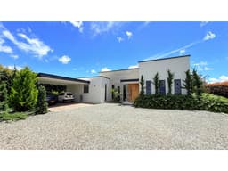 EXCLUSIVA CASA EN VENTA EN LLANOGRANDE - UNIDAD CERRADA