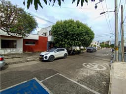 SE VENDE CASA BARRIO LA CASATALLANA CERCA ZONA COMERCIAL