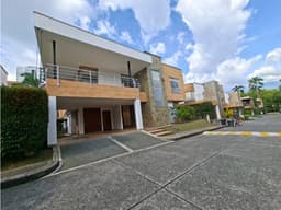 SE VENDE CASA DE LUJO EN CONDOMINIO NORTE ARMENIA