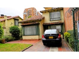 VENDO AGRADABLE CASA EN LA COLINA CAMPESTRE RODEADA DE JARDINES
