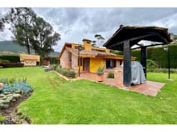 HERMOSA Y ACOGEDORA CASA CAMPESTRE CON GENEROSA ÁREA