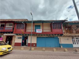 SE VENDE O SE ARRIENDA CASA COMERCIAL EN EL PARQUE PRINCIPAL