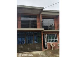 CASA CÉNTRICA BIFAMILIAR EN LA URBANIZACIÓN COLINAS I EN PACHO