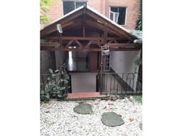 VENTA DE CASA CON JARDIN EN LA LOMA DE LOS BERNAL