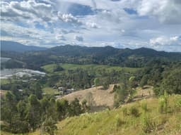 Lote con topografía mixta en venta en El Retiro Vereda Pantanillo