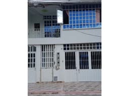 VENTA DE CASA DE DOS PISOS EN VILLAVICENCIO REMODELADA
