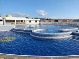 Hermosa casa moderna totalmente amoblada en condominio en Flandes!