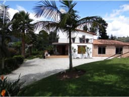Tu refugio de lujo a minutos de todo: finca exclusiva en El Tablazo