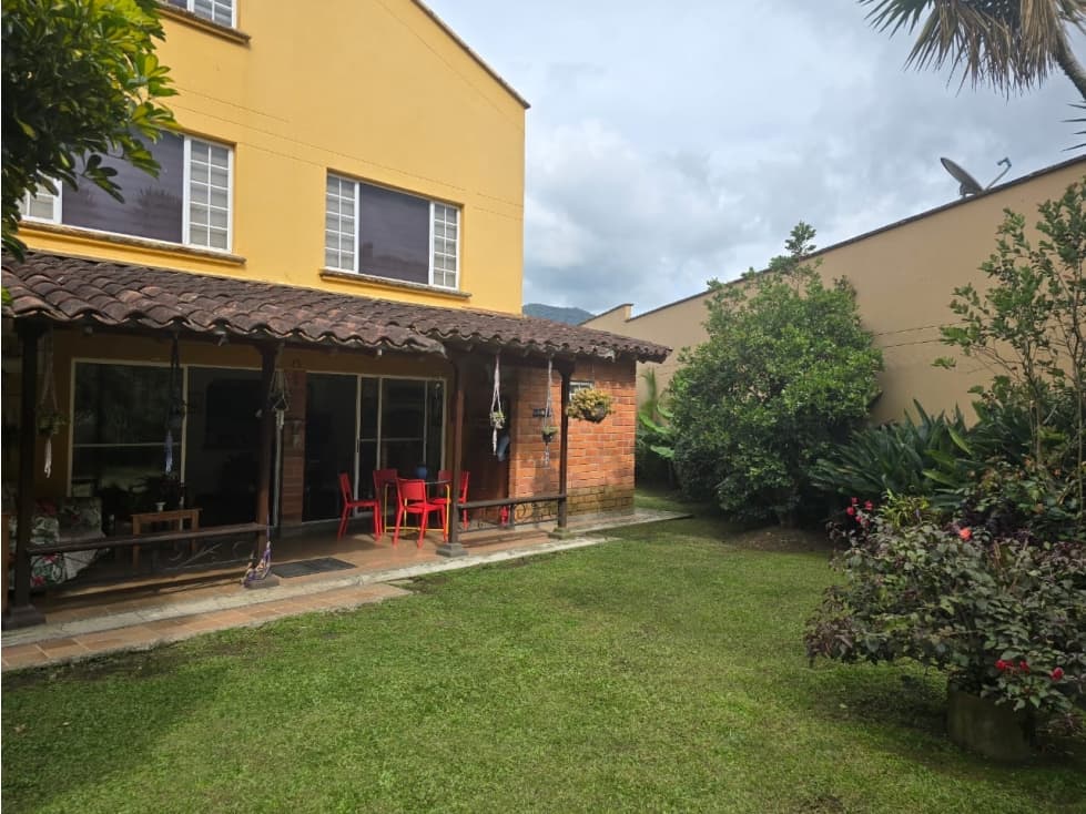 CASA ESQUINERA CON ESPACIOS DE ENSUEÑO, EN VENTA — foto 1