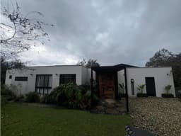 CASA CAMPESTRE MODERNA CON VISTA GUARNE SMG