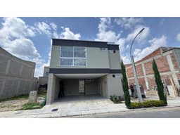 CASA EN UNIDAD CERRADA LLANOGRANDE, SECTOR GUALANDAY SMG