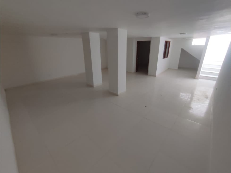 CASA BUENOS AIRES CERCA CC. LA CENTRAL Y TRANVÍA — foto 2