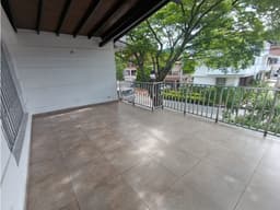 CASA PARA USO COMERCIAL LOS COLORES CERCA 4TA. BRIGADA