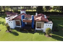 HERMOSA CASA FINCA EN VENTA SECTOR CLUB LLANOGRANDE RIONEGRO ANT.