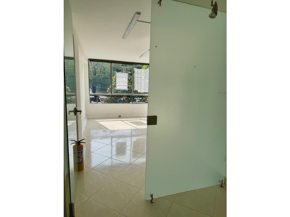 VENTA DE OFICINA EN RODEO PLAZA — foto 1