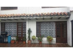 SE VENDE CASA EN ALHAMBRA.P