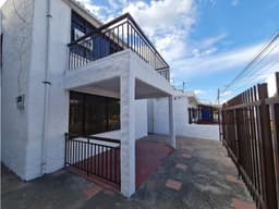 SE ARRIENDA AMPLIA CASA EN CENTENARIO