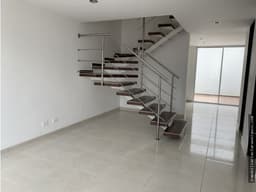 SE VENDE CASA EN LA AVENIDA CENTENARIO