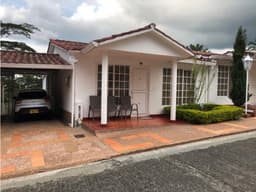 SE VENDE CASA DE UN SOLO PISO CERCA A LA CRQ