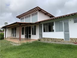 SE ARRIENDA CASA CAMPESTRE EN LA VÍA ARMENIA LA TEBAIDA