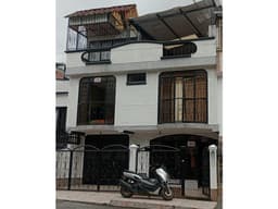 SE VENDE CASA EN EL BARRIO GRANADA