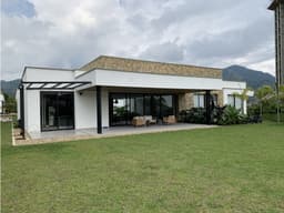 DE VENDE ESPECTACULAR CASA EN LA AVENIDA CENTENARIO