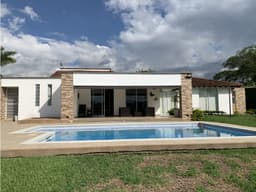 SE VENDE CASA CAMPESTRE AMOBLADA CERCA AL CAIMO
